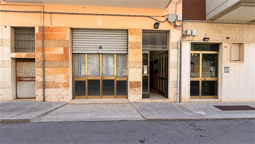 Appartamento Al Piano Ammezzato Di 2 Vani Oltre Accessori. Doppia Esposizione.